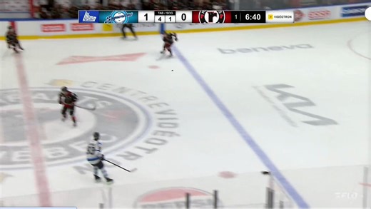 Liam Lefebvre est expulsé du match pour cette mise en échec dans l'angle mort d'Egan Beveridge. L'attaquant des #Remparts a paru très sonné en retraitant vers le vestiaire avec l'aide du soigneur et du personnel de soutien de l'équipe.