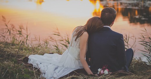 Wedding Bouquet Toss Songs: Unique Songs Playlist   Expert Tips