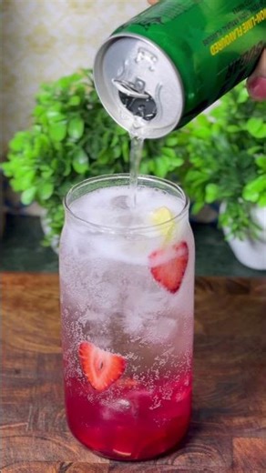 Strawberry Lemonade 🍓🍋 in just 2 minutes! 😍Perfect summer drink you NEED to try 🔥 #instantdrink