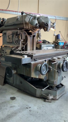 Lot 200 - 1978 ROKU-ROKU MILLING MACHINE