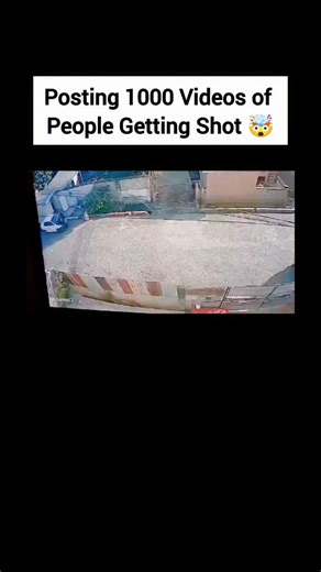 People Getting Shot on Instagram: "Just @peoplegettingshot_ 日本利用压电瓷砖将脚步转化为电能。这些瓷砖捕捉来自你脚步的动能。当你行走时，你的重量和动作会对瓷砖产生压力。瓷砖会轻微弯曲，从而产生机械应力。瓷砖内部的压电材料将这种应力转化为电能。每一步都会产生少量电荷，而数百万步结合在一起就能产生足够的电力来驱动 LED 灯、数字显示屏和传感器。在像涩谷车站这样繁忙的地方，每天大约有 240 万个脚步为这一系统作出贡献。这些电能可以被储存或立即使用，从而减少对传统电力来源的依赖，并支持可持续的城市基础设施。这种方法将日常运动转化为实用的可再生能源"