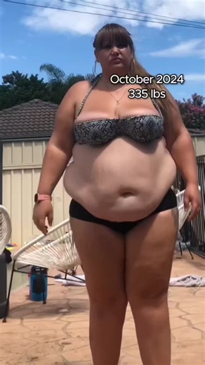 Emily Blunt | Weight loss Coach on Instagram: "200 lbs gone in just 1 year, not by working harder, but by working smarter. 😲 For a long time, the effort felt pointless. 😔 I kept thinking more sweat meant more results. 🧱 Burnout showed up before progress ever did. 😮‍💨 What changed wasn’t intensity it was direction. 🧭 I focused on one smart 3-minute daily routine. ⏱️ Simple enough to repeat every day. 🌿 Calm enough to fit real life. 🕊️ Months passed quietly, but results stacked up. 📆 The 