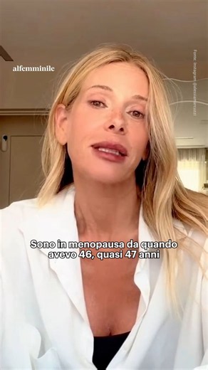 Ci sono argomenti di cui dovremmo poter parlare con molta più naturalezza, e la #perimenopausa e la #menopausa sono tra questi. Eppure, ancora oggi, tante donne affrontano questa fase con dubbi, cambiamenti e domande che spesso restano inespresse. Come se parlare del proprio corpo fosse qualcosa di cui imbarazzarsi. Come se certi cambiamenti dovessero essere vissuti in silenzio, senza disturbare o attirare troppa attenzione. Il racconto di #AlessiaMarcuzzi ci invita a riflettere su quanto i #pre