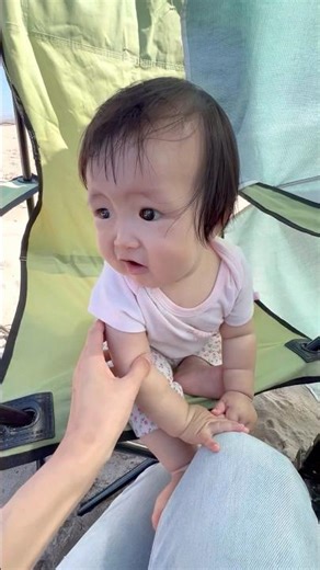 Baby’s reaction between mommy and daddy taking care of her 爸妈照顾时，宝的不同反应 #一起玩耍一起成长真好呀 #baby #骗你生娃系列