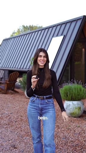 Box Modular on Instagram: "Esse é mais um episódio de Box Modular Responde por aqui! 🔥 Recebemos muitas dúvidas nos comentários do nosso último video tirando dúvidas e resolvemos vir explicar tudo para vocês! 🤔Quem aí sabia que os nossos módulos têm isolamento térmico e acústico? As paredes e o forro contam com uma camada dupla de proteção, e ainda usamos revestimentos tecnológicos por dentro e por fora que garantem muito mais conforto e eficiência. E não para por aí: além de tod