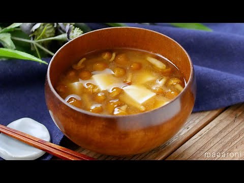 【なめこと豆腐の味噌汁】なめこと豆腐で定番の味！ホッとする味わい♪｜macaroni（マカロニ）