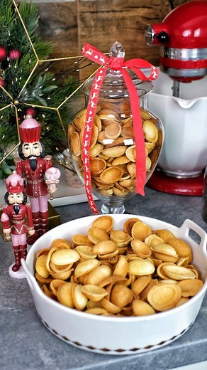 Sylwia Dróżdż on Instagram: "Ukochane świąteczne ciasteczka Orzeszki💕🥰 skorupki można już śmiało robić, w słoiku poleżą grzecznie do Świąt, a kilka dni wcześniej, będziemy je nadziewać pysznym nadzieniem🤞🥳 korzystam z maszynki do orzeszków elektrycznej Nesco 1400, w zależności od tego w czym je wypiekacie, wielkość kuleczki na porcję skorupki będzie się odrobinę różnić. Idealna porcja do mojej maszynki to 4-5 g. Pamiętajcie żeby kuleczkę minimalnie zrolować i ułożyć idealnie po środku dołka.