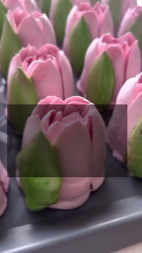 In this Reel, I shared a few secrets for creating marshmallow tulips. But there are many more secrets, and only by knowing each one can you achieve a perfect result. Want to learn all the nuances of making marshmallow tulips? Join my online course Marshmallow Tulips. You can sign up for the course on my website via the link in my profile bio. | La fleur de zephire