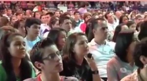 GRAMÁTICA: En español el plural en masculino implica ambos géneros gramaticales, NO es correcto decir: "ecuatorianos y ecuatorianas, chiquillos y chiquillas". Decir ambos géneros solo es correcto cuando el masculino y femenino son palabras diferentes. Ej.: Damas y Caballeros. Se dice PRESIDENTE para hombres y mujeres, el participio activo del verbo SER es ENTE, por lo que se dice Presidente no Presidenta, así mismo se dice "capilla ardiente" no ardienta, estudiante no estudianta. | Fragua Ciudad