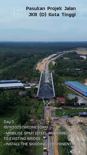 Official Video : Day 3 (19/11/2025 WEDNESDAY) • MOBILISE SPMT (STEEL ARCH BRIDGE) FROM CASTING YARD TO EXISTING BRIDGE • INSTALL THE SKIDDING COMPONENT Kerja-kerja "Launching Steel Arch Bridge" Bagi Projek Menaiktaraf Jambatan Bypass FT003 Kota Tinggi, Johor. #iamJKR #TogetherWeDeliver #jkrsynergy | JKR Kota Tinggi