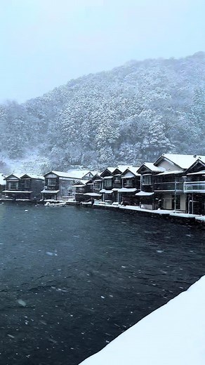 冬の伊根の舟屋：雪に覆われた絶景