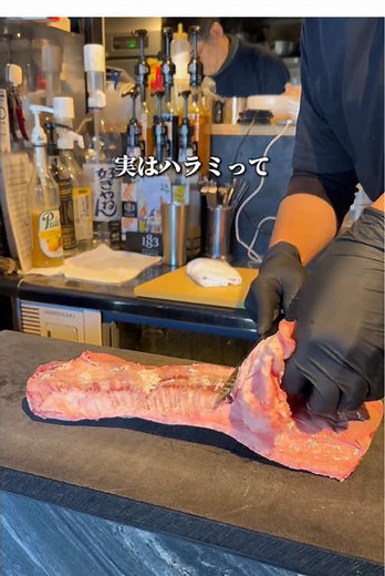 みんな勘違いしていますが、実はハラミってお肉じゃないんです！ ハラミは横隔膜についている筋肉で、分類的にはホルモン。知ってましたか？ 濃厚な赤身の旨みとほどよい脂の甘みが魅力のこの部位、その柔らかくジューシーな食感をぜひ体験してください。 渋谷の 新井屋 でお待ちしております🥩✨ __________________________________ #焼肉ホルモン新井屋 #新井屋 #東京グルメ #渋谷焼肉 #渋谷グルメ