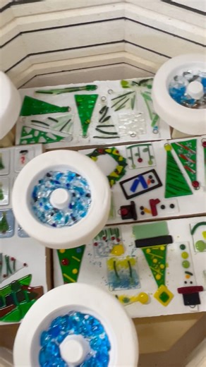 When your kiln is full…but you still want to fire more? This is why I made my own wreath molds. 👇 Instead of taking up a whole shelf for ONE project (and praying your stacked glass stays put 😬), these beauties are flexible sit on kiln posts (or shelf) and fire around whatever else is already in the kiln. ✔️ Build fast ✔️ No shelf mess ✔️ No glue ✔️ Totally stable ✔️ Students can make them ✔️ Easy to move, store, and pop into any firing ✔️ Maximum kiln space = maximum creativity I had a problem