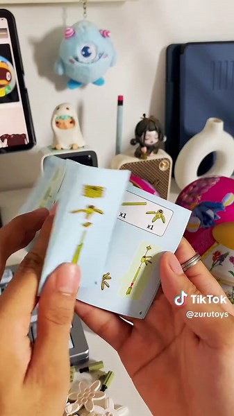 MAX FLOWERS are so much fun to build - try it out for yourself #max #maxbricks #christmas #zuru #zurutoys