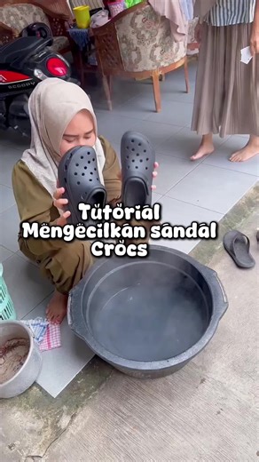 Tutorial mngecilkan sandal croch dan terbukti ampuh 🫣😆 #croch #sandalcrocs #mengecilkansandalcrocs #CapCut