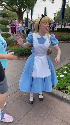 Meeting Alice in Wonderland at Epcot #disneyvacation #aliceinwonderland