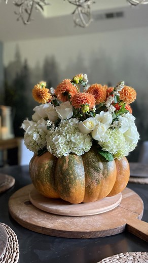Jodie Kammerer • AMAZON HOME FINDS | This pumpkin vase floral is SO easy and always turns out so beautiful! Here’s how: Step 1: choose a small glass vase (with straight sides... | Instagram