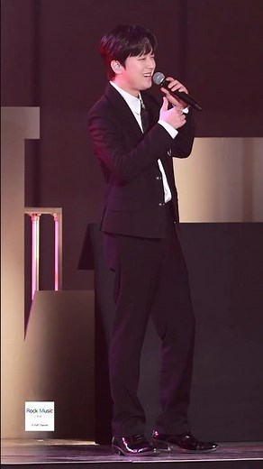 Lee Chan-won singing "Seoljeong Inyeon" while moving around for those sitting in the obstructed v...