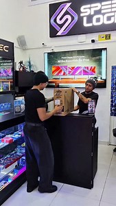 Cargar un monitor te deja doblado… pero dos te ponen en modo equilibrado 😂💀 Los ASUS te salvan la postura y el mood al mismo tiempo. @asuscolombia Aca en Speed Logic mejorarás tu setup y tu espalda. 😎🖥️ #monitor #humor #risa #pcgaming #tienda | Speed Logic Computadores