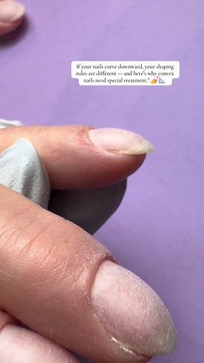 Most people don’t realise their natural nail shape is convex — meaning the nail curves downward as it grows. And if you choose the wrong shape or the wrong structure? You’ll get breakages, lifting, and a set that never looks symmetrical no matter what we do. Here’s what convex nails actually need: 🔹 More support at the free edge Downward-curving nails put extra pressure at the tip — so they need reinforcement to stop snapping. 🔹 Custom shaping (not trends!) Coffin almond are harder to balance 