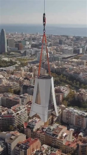 ⛪ Η Σαγράδα Φαμίλια στη Βαρκελώνη έγινε η ψηλότερη εκκλησία στον κόσμο, καθώς τοποθετήθηκε το πρώτο τμήμα ενός σταυρού στην κορυφή του κεντρικού πύργου της. 🏗️ Το εμβληματικό έργο του Αντόνι Γκαουντί βρίσκεται υπό κατασκευή εδώ και περισσότερο από έναν αιώνα, και το κύριο κτίριο αναμένεται να ολοκληρωθεί το 2026, χρονιά που θα σηματοδοτήσει 100 χρόνια από τον θάνατο του αρχιτέκτονα. #sagradafamília #barcelona #spain #gaudi #globalnews #philenews | Phileleftheros (Ό Φιλελεύθερος)