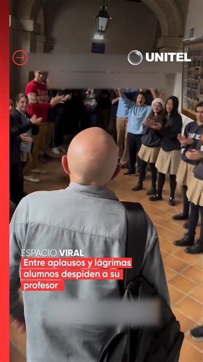 Un profesor se despide tras años de docencia en el Real Colegio Alfonso XII–Agustinos con un emotivo homenaje. Alumnos y colegas le brindaron un pasillo de aplausos en su última clase. El profesor de Geografía e Historia no pudo contener las lágrimas ante el reconocimiento. Vide: colegioalfonsoxii #Unitel #EspacioViral #Profesor #Alumnos | UNITEL