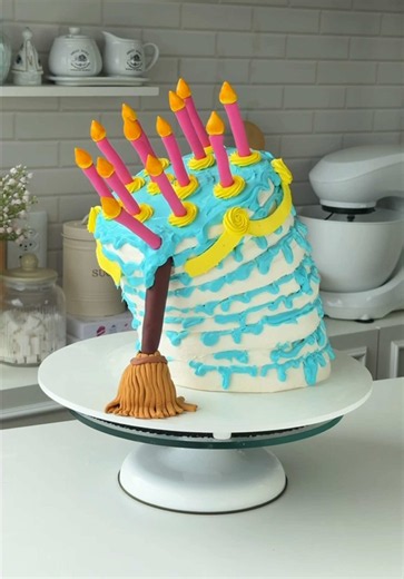 O bolo torto mais lindo que vocês vão ver hoje 🩵 inspirado do filme da bela adormecida. Gostaram do resultado? #confeitaria #bolosdecorados #cakes #cakedecorating #pastry