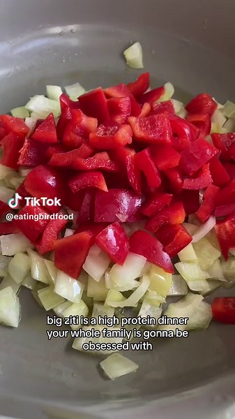 EASY BAKED ZITI! 🍝 Packed with 33 grams of protein, this dish is perfect for meal prep or serving a large crowd. Cottage cheese is the secret ingredient here and you’ll never notice the difference. 😉 It’s easy to make and I promise the whole fam is going to love this one! #bakedziti #highproteindiet #highproteindinner #dinnerinspo #highprotein