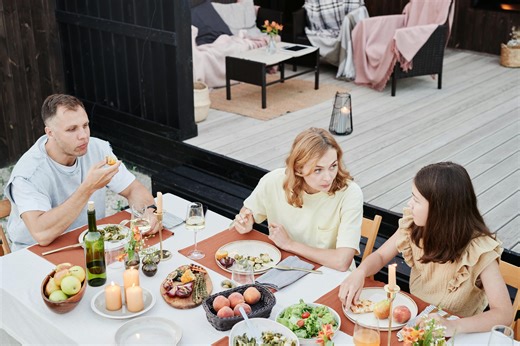 The Art of Hosting a Chic and Memorable Outdoor Gathering: A Complete Guide to Elegant Outdoor Entertaining, Decor, and Party Planning - FASHION SIZZLE
