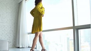 Femme qui enlève sa robe et : vidéo de stock (100 % libre de droit) 26829745 | Shutterstock