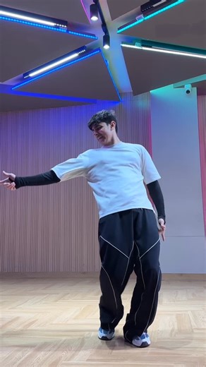 Taksh on Instagram: "jhoothi raani 🤥 (wait for the drop 🔥) 🧠: @kamna90 @malhotrautsav 🫂 📍: @yellowstripedance 🏠 🎵: @sabaatbatin @rackstar_music 🔥 👖: @offduty.india [dance, reel, gal sun, sabaat batin, rackstar, choreography, kamna, utsav, ysdc, trending, video]"