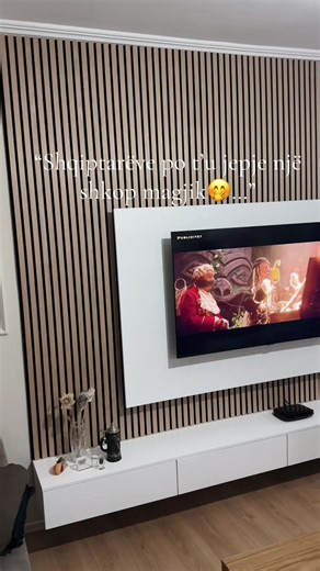 Organizim stil = ky minibar perfekt🔥 Ti mos e humb🪄😉 •Dizajn modern me xham transparent që e bën të duket elegant dhe luksoz • Ndriçim LED i brendshëm, që thekson shishet dhe gotat • Strukturë e integruar në mur, shumë praktike për hapësira të vogla • Rafte të ndara për organizim të rregullt (pije, gota, dekor) • Kombinohet perfekt me panelin e TV dhe stilin e dhomës 📍@mobileri_ar_al #minibare #mobileri #fyp