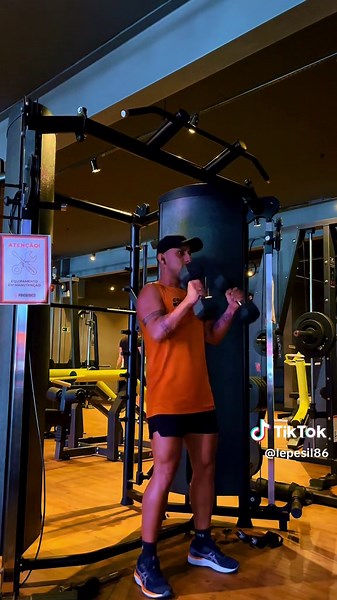 🤜🏼GVT - GERMAN Volume Training🤛🏻 (volume alemão) ⭕️O que é GVT na academia? O German Volume Training (GVT) é um método bem simples e utilizado principalmente para aumento de massa muscular e hipertrofia. O GVT consiste em realizar poucos exercícios por grupo muscular (geralmente multiarticulares), 10 séries de 10 repetições à 60-80% de 1RM, intervalos de 45 a 90 segundos. 🔵Como o German Volume Training é feito Realize 10 repetições em todas as séries. ... Faça as repetições com 80% do peso 