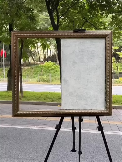 Seniman Ini Buat Kanvas Menghilang!