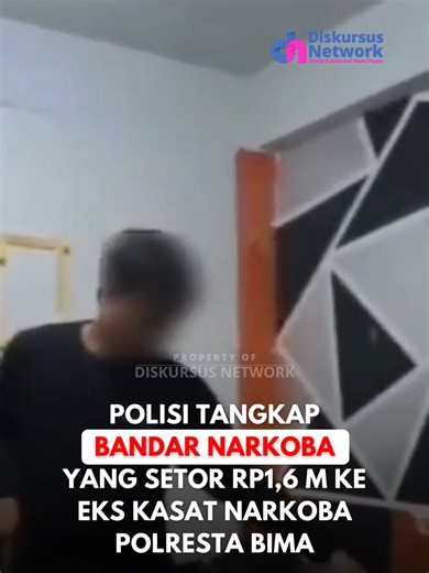 Satgas NIC Dittipidnarkoba Bareskrim Polri menangkap buronan kasus narkoba berinisial H alias Boy di Pontianak, Kalimantan Barat. Boy diduga merupakan bandar narkoba sekaligus penyetor uang hingga Rp1,6 miliar kepada mantan Kasat Narkoba Polresta Bima AKP Malaungi. Saat penangkapan, polisi juga menyita Rp20 juta dan sejumlah SIM card telepon seluler. Tersangka kini dibawa ke Bareskrim Polri di Jakarta untuk menjalani pemeriksaan lebih lanjut. #Narkoba #BareskrimPolri #Polri #KasusNarkoba #Breaki