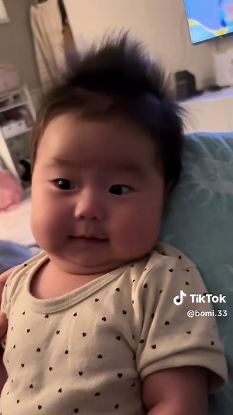 たまに声出して笑うように☺️ 毎日ツボが違うから笑いポイント探すの頑張るママです ママの口の音ですがお耳汚しごめんなさい💦 #赤ちゃん #生後3ヶ月 #癒し #ぼみの日常