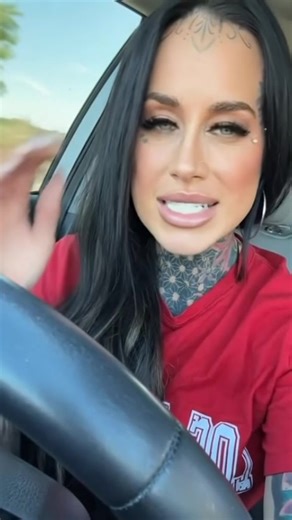 Embracing Single Life: Curvy and Confident