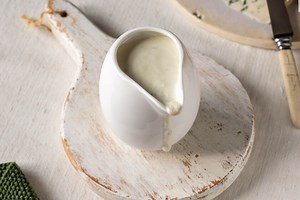 Salsa básica de queso azul: cómo se hace, qué queso usar y 10 recetas perfectas para consumirla