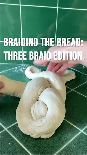 A short tutorial of braiding the bread: Three strand method!