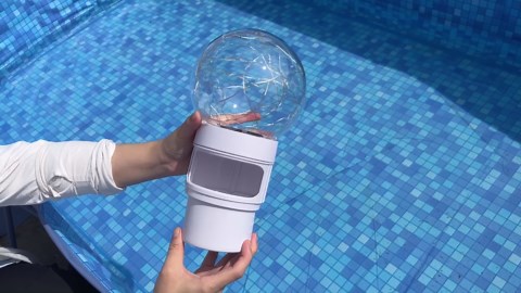 DeeprBlu Pool Chlorine Floater with Solar Ball Light, Floating Chlorine Dispenser for 3'' Chlorine Tablets, Chlorine Tablet Floater Chemical Dispenser Easy Opening, Bromine Tablet Holder for Pool, Spa
