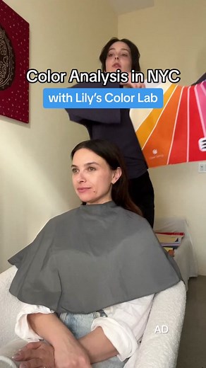 Book your color analysis in NYC with Lily’s Color Lab. 🔗 in my profile. [A D] I love wearing colorful clothes. So, was really excited to try color analysis to narrow down the color palette that makes me shine. 💚 I think you should wear whatever you like. But this was a really fun way to hone in on the colors that make me feel best. ❤️ Color analysis helps you find out which colors look best on you for clothes, hair, makeup, and jewelry. Your color analyst drapes you in different colors, metall