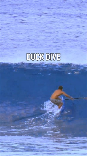 🌊 Duck Dive en SUP: La Maniobra Rara y Difícil que Debes Conocer 🌊 ¿Sabías que el Duck Dive, una técnica esencial en el surf de tabla corta, también se puede realizar en Stand Up Paddle? Aunque es raro verlo en SUP, dominar esta maniobra puede marcar la diferencia en tu rendimiento en olas grandes. Aquí os dejamos tres tips clave para lograrlo: 1️⃣ Tabla de Baja Flotabilidad: Utiliza una tabla con menor flotabilidad para facilitar la inmersión. 2️⃣ Momento Adecuado: Encarar la pared de la ola 
