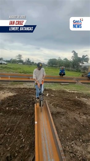PANOORIN: Ipinakita ng taga-municipal engineering office ng Lemery, Batangas ang pagsukat sa mga sheet pile na binunot mula sa ongoing flood control project sa Pansipit River na sakop ng Lemery, Batangas. Ayon sa isang municipal engineer, sinasabing base sa project engineer in-charge mula sa DPWH Region IV-A Office, 12 meters ang disenyo ng mga nasabing sheet pile. Ngunit nang sukatin, hindi akma at iba-iba ang sukat ng mga ito. Wala rin daw koordinasyon na may ongoing project o may award na pro