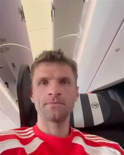 OneFootball on Instagram: "Throwback to Thomas Muller’s final plane video with Bayern 😅✈️ Sound on for THAT goat 🤣 IG/esmuellert"