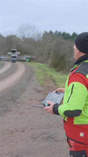 Copterpro.de | Experte für Wärmebild-Drohnen on Instagram: "Drohne in der Hand landen – so geht’s richtig! 😍 Ob in der Wiese, bei knappem Akku oder sogar bei Kitz-Rettungen – mit etwas Übung landet ihr die Drohne sogar direkt in die Hand von Helfern bis zu 100 m Höhe! 🙌 💡 Tipp: Ruhig bleiben, Hebel halten – die Drohne macht den Rest. Safety first!"