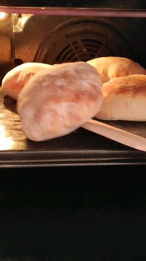 Moj Kutak Recepti on Instagram: "Ovim načinom hljeb pečen za 6 minuta! Izgleda kao balon. Lepinje, Somuni... Balon lepinje. Sasatojci za tijesto 100 ml mlake vode 100 ml mlakog mlijeka 100 ml jogurta 2 kašike ulja 1 kašičica suhog kvasca 1 kašičica šećera 450 g brašna 1 kašičica soli. Tijesto nadolazi 60 minuta i oblikovati .. Dobili smo 8 komada.. ostavite prije pečenja da odstoje oko 15 minuta i pecite.. u zagrijanoj rerni na 250 stepeni 6 minuta.. kao u videu na obrnutom zagrijanom plehu.. . 