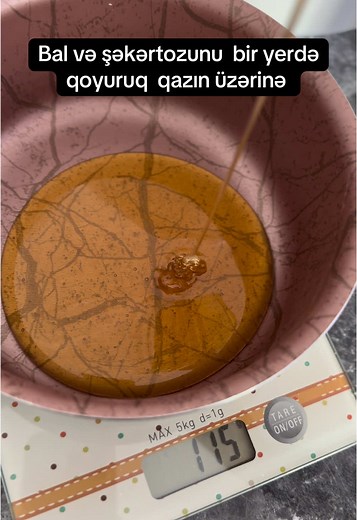 Yup-yumşaq çox dadlı Ballı peçenye ressepti gəlir 🥰 ✍🏻✍🏻✍🏻✍🏻✍🏻✍🏻✍🏻✍🏻 Bal-165qr Şəkərtozu - 100 qr Kərə yağı-125 qr Soda-2ç.q. Yumurta-1ədəd Un təxmini -500qr (azda olabilər xəmir yumşaq ələ yapşan olmalıdır ).#reseptiktok #resept #şirniyyatlar #keşfetteyizzz #keşfetedüş #baku
