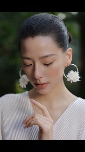 Under the thousand-year-old tree in Qingcheng Mountain a group of Chinese aesthetics disco