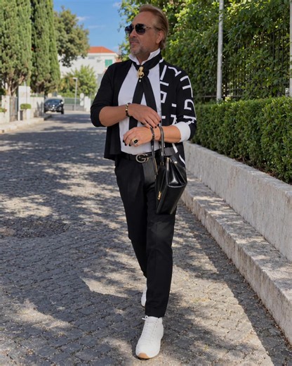 And then. After everything we’ve been experiencing over the past few days, I feel that Duarte’s look really reflects the moment he is going through. There’s a very strong elegance in the black and white, but there’s also a clear desire to break the rules. The tie, the sneakers, the bag, and the way he combines more classic pieces with unexpected ones show a Duarte who is becoming increasingly free in the way he presents himself. And that’s exactly where this transformation starts to spark so muc