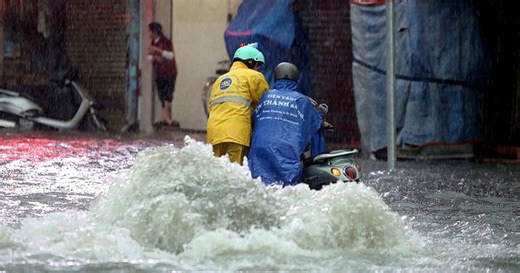Heavy rains flood Ho Chi Minh City streets, disrupt traffic